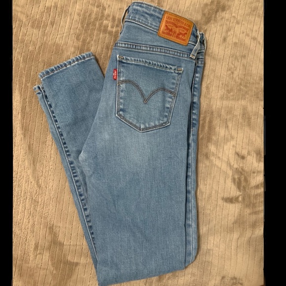 [SOLD] Levi’s 711 Skinny Jeans - Picture 3 of 4